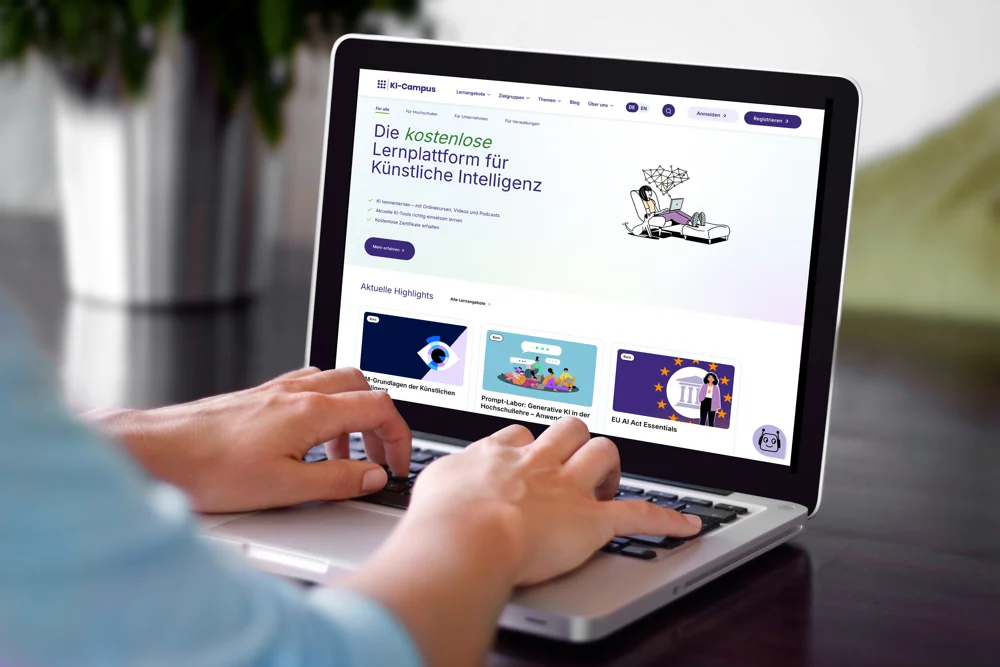 Osoba korzystająca z platformy KI-Campus na laptopie